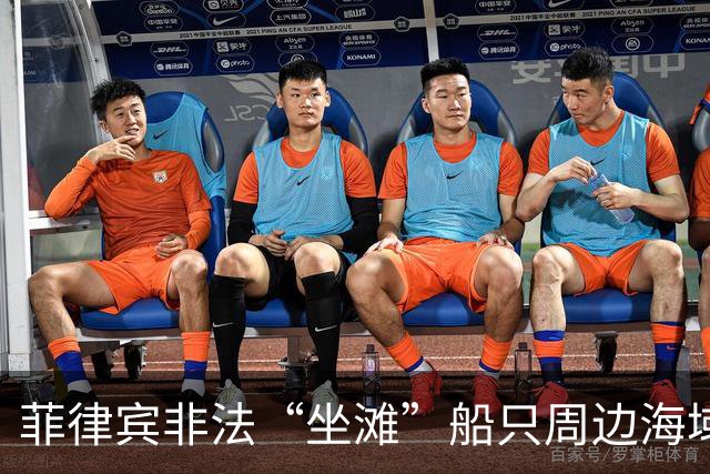 菲律宾非法“坐滩”船只周边海域出现大量垃圾，中国海警组织打捞